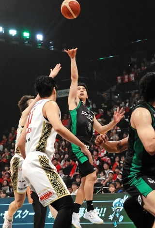 神戸-大阪　第１クオーター、ジャンプシュートを放つ神戸の小川（中央）＝ジーライオンアリーナ神戸