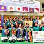 全国高校総体ソフトテニス女子団体で初優勝を飾り、喜ぶ須磨学園の選手ら＝京都府福知山市三段池公園（提供）