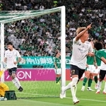 東京Ｖ－神戸　前半１６分、こぼれ球を押し込んで移籍後初ゴールを挙げた神戸の高橋（手前中央）＝東京・味の素スタジアム