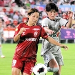 ＩＮＡＣ神戸ー長野　前半、競り合うＩＮＡＣ神戸のＦＷ久保田（１９）ら