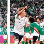 東京Ｖ－神戸　前半１６分、こぼれ球を押し込んで移籍後初ゴールを挙げた神戸の高橋（手前中央）＝東京・味の素スタジアム