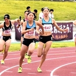 女子４００メートルリレー決勝　バトンを渡す神戸山手グローバル高の３走・二階堂咲（中央右）とアンカー熊田真帆（同左）