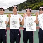 女子４００メートルリレーを大会新記録で制して喜ぶ神戸山手グローバル高の（右から）中村杏梨、西岡花菜、二階堂咲、熊田真帆