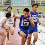 陸上の近畿選手権男子１６００メートルリレー決勝で、滝川第二高の３走・知識航作（右橋）からバトンを受け取るアンカー平岡大輔＝和歌山市、紀三井寺公園陸上競技場