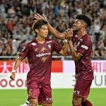 神戸-長崎　前半、ゴールを決め、神戸のジエゴ（右）と喜ぶ郷家＝６日午後、ノエビアスタジアム神戸（撮影・風斗雅博）