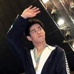 男子５０メートル自由形で大会新をマークし、表彰台で声援に応える報徳の吉識晴道