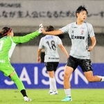 ノジマ相模原戦で同点弾を決め、ＩＮＡＣ神戸のＧＫ田中桃子（左）と手を合わせる松浦加奈＝６日、神奈川・相模原ギオンスタジアム（ＷＥリーグ提供）