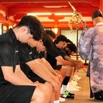 Ｂプレミア１年目の躍進を誓った神戸の選手ら＝生田神社
