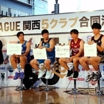 人気向上策を語る（右から）神戸の道原、大阪の牧、奈良の鈴木、京都の岸本、滋賀の野本、鳥谷さん、田村さん＝ＪＲ大阪駅
