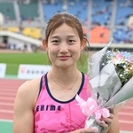 兵庫リレーカーニバルのグランプリ女子棒高跳びに出場した大坂谷明里＝４月１９日、神戸市須磨区のユニバー記念競技場