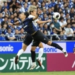 Ｇ大阪-神戸　前半、ヘディングシュートを狙う神戸の大迫（奥）＝撮影・丸山桃奈