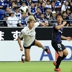 Ｇ大阪-神戸　前半、ヘディングシュートを狙う神戸の大迫（左）＝撮影・丸山桃奈