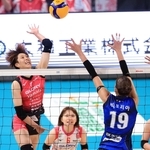 姫路-ＩＢＫ　第３セット、スパイクを放つ姫路の田中咲希（左）＝大和工業アリーナ姫路（撮影・吉田敦史）