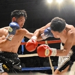 ボクシング西日本新人王決勝戦のフライ級で勝利した高橋歩夢（左）＝堺市産業振興センター