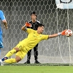 神戸－鳥栖　前半、神戸の新井が好セーブを見せる＝ノエビアスタジアム神戸（撮影・大田将之）