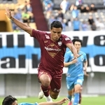 神戸－鳥栖　前半、相手をかわして攻め上がる神戸のエリキ＝ノエビアスタジアム神戸（撮影・大田将之）