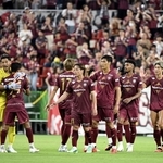 鳥栖を破り、歓喜する神戸の選手たち。好セーブを見せた新井（左端）が決勝弾のエリキをたたえる＝ノエビアスタジアム神戸（撮影・大田将之）