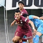神戸ー鳥栖　前半、ボールをキープする神戸の鍬先（手前）＝ノエビアスタジアム神戸（撮影・大田将之）