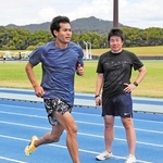 愛知・名古屋アジア大会に向けて練習する陸上男子２００メートル代表の水久保漱至（左）と吉本隆哉さん＝加古川市、ＳＨＯＷＡグループ陸上競技場
