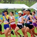 一斉に走り出す１区の選手たち＝しあわせの村