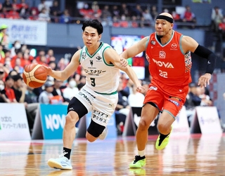 ３点シュート５本を決める活躍を見せた神戸の小川（左）＝Ｂリーグ提供