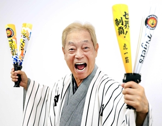 最近はもっぱらテレビ観戦で応援しているという月亭八方さん＝大阪市中央区、吉本興業大阪本社（撮影・丸山桃奈）