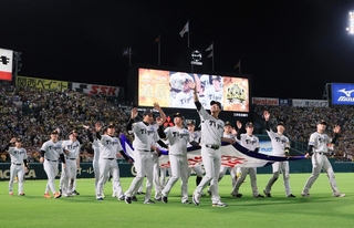 リーグ優勝のペナントを手にグラウンドを一周する阪神・藤川球児監督と選手たち＝６日夜、西宮市の甲子園球場（撮影・鈴木雅之）