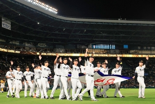 リーグ優勝のペナントを手にグラウンドを一周する阪神・藤川球児監督と選手たち＝６日夜、西宮市の甲子園球場（撮影・吉田敦史）