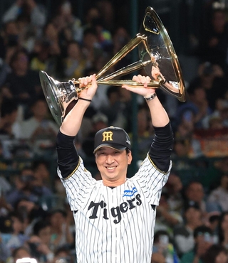 トロフィーを高々と掲げる阪神・藤川球児監督＝６日夜、西宮市の甲子園球場（撮影・吉田敦史）