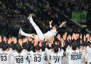 阪神ナインに胴上げされる藤川球児監督＝６日夜、西宮市の甲子園球場（撮影・吉田敦史）