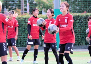 アジア大会で優勝を遂げてＩＮＡＣ神戸に合流し、笑顔を見せる成宮（中央）と桑原（同左）ら＝神戸レディースフットボールセンター