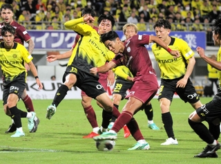 前半、ゴール前で競り合う武藤（中央）