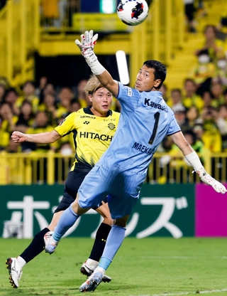 柏－神戸　後半、柏・山内にゴールを決められる神戸・ＧＫ前川（右）