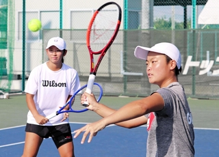 テニスの全日本ジュニア選手権で優勝した上田莉恋（右）と服部天寧＝加古川市、トップランテニスカレッジ加古川石守校