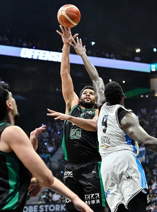 第４クオーター、シュートを決める神戸のチャイルズ（Ｂリーグ提供）