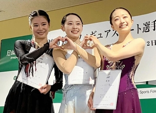 女子で優勝した三宅咲綺（中央）と２位の岩崎陽菜（左）、３位の清水咲衣＝尼崎スポーツの森