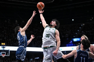 長崎-神戸　第３クオーター、リバウンドを取る神戸のアイマク（中央）＝Ｂリーグ提供