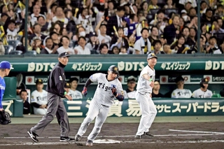 阪神-横浜　６回裏阪神２死走者なし、二塁打を放つ大山悠輔＝甲子園球場（撮影・鈴木雅之）