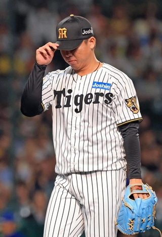 阪神-横浜　１回、先制点を取られ、下を向いてベンチへと戻る村上＝１４日夜、西宮市の甲子園球場（撮影・丸山桃奈）