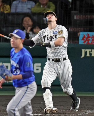 阪神-横浜　４回裏阪神無死一塁、内野フライに倒れる佐藤輝明＝甲子園球場（撮影・鈴木雅之）