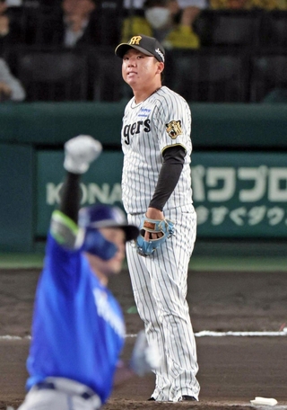 阪神-横浜　６回表横浜２死走者なし、佐野に本塁打を打たれる村上頌樹＝甲子園球場（撮影・鈴木雅之）