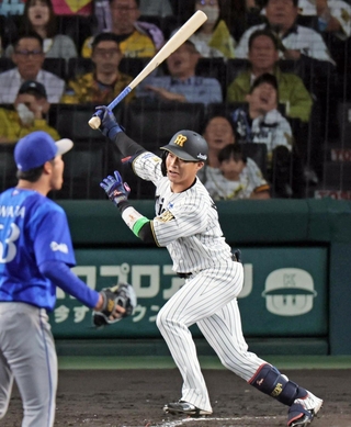阪神-横浜　６回裏阪神２死一、二塁、代打の木浪が三振に倒れる＝甲子園球場（撮影・鈴木雅之）