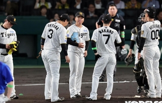 阪神-横浜　１回表横浜１死一、二塁、宮崎にタイムリーを浴び、マウンドに集まる阪神ナイン＝甲子園球場（撮影・鈴木雅之）