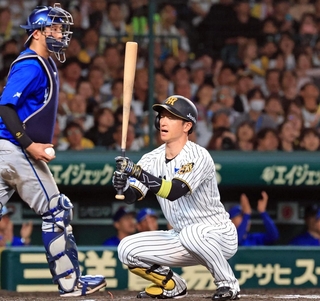 阪神-横浜　７回無死一、二塁も三振に倒れる近本＝１４日夜、西宮市の甲子園球場（撮影・丸山桃奈）