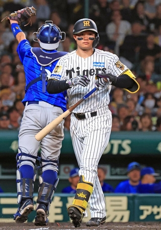阪神-横浜　７回２死一、三塁のチャンスも見逃し三振に倒れる森下＝１４日夜、西宮市の甲子園球場（撮影・丸山桃奈）