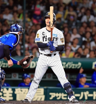阪神-横浜　２回、２死一、二塁のチャンスも三振となった坂本＝１４日夜、西宮市の甲子園球場（撮影・丸山桃奈）