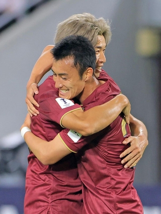 神戸-全北　後半２３分、２点目を挙げて神戸のＦＷ大迫勇也（左）と抱き合うＭＦ鍬先祐弥＝ノエビアスタジアム神戸（撮影・吉田敦史）