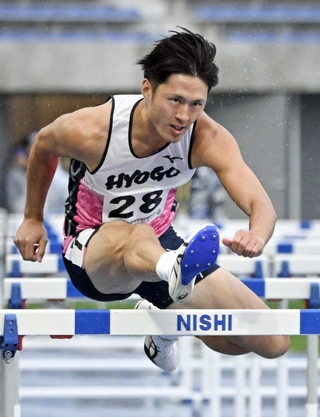 陸上成年男子１１０メートル障害決勝　３位に入った兵庫の徳岡凌＝青森市、カクヒログループアスレチックスタジアム（撮影・大田将之）