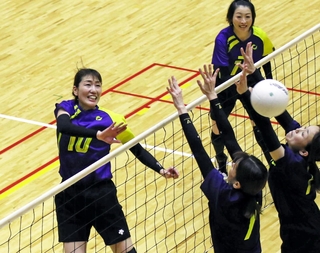 大久保北Ｂ．Ｆ．Ｃ．-大久保コミセン　第２セット　強烈なスパイクを決める大久保北Ｂ．Ｆ．Ｃ．の早川（左端）＝グリーンアリーナ神戸サブ