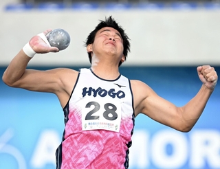 陸上少年男子Ｂ砲丸投げ決勝　２位に入った兵庫・山口勇雅＝青森市のカクヒログループアスレチックスタジアム（撮影・大田将之）